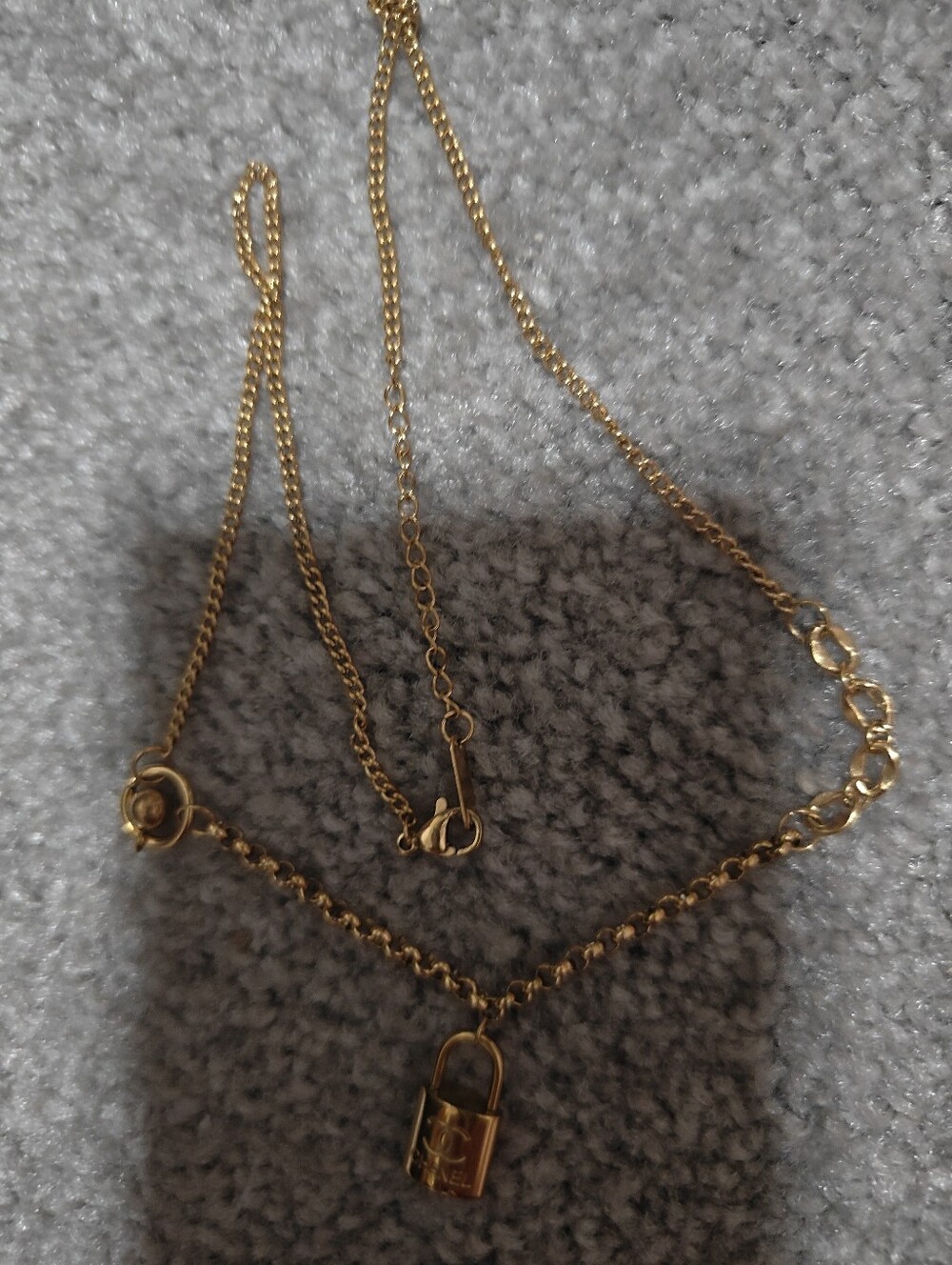 Gold Padlock Pendant Necklace - Unbranded chapel like - Picture 3 of 3